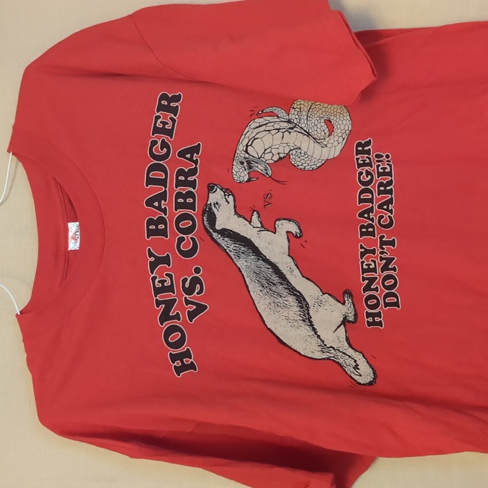Honey Badger VS. Cobra Honey Badger Don’t Care! Vintage Red T-Shirt Size XL